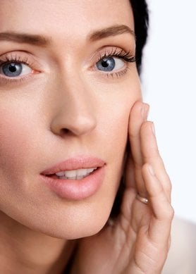 hudvård-mot-åldrande-vad-är-skillnaden-mellan-en-creme-och-ett-serum
